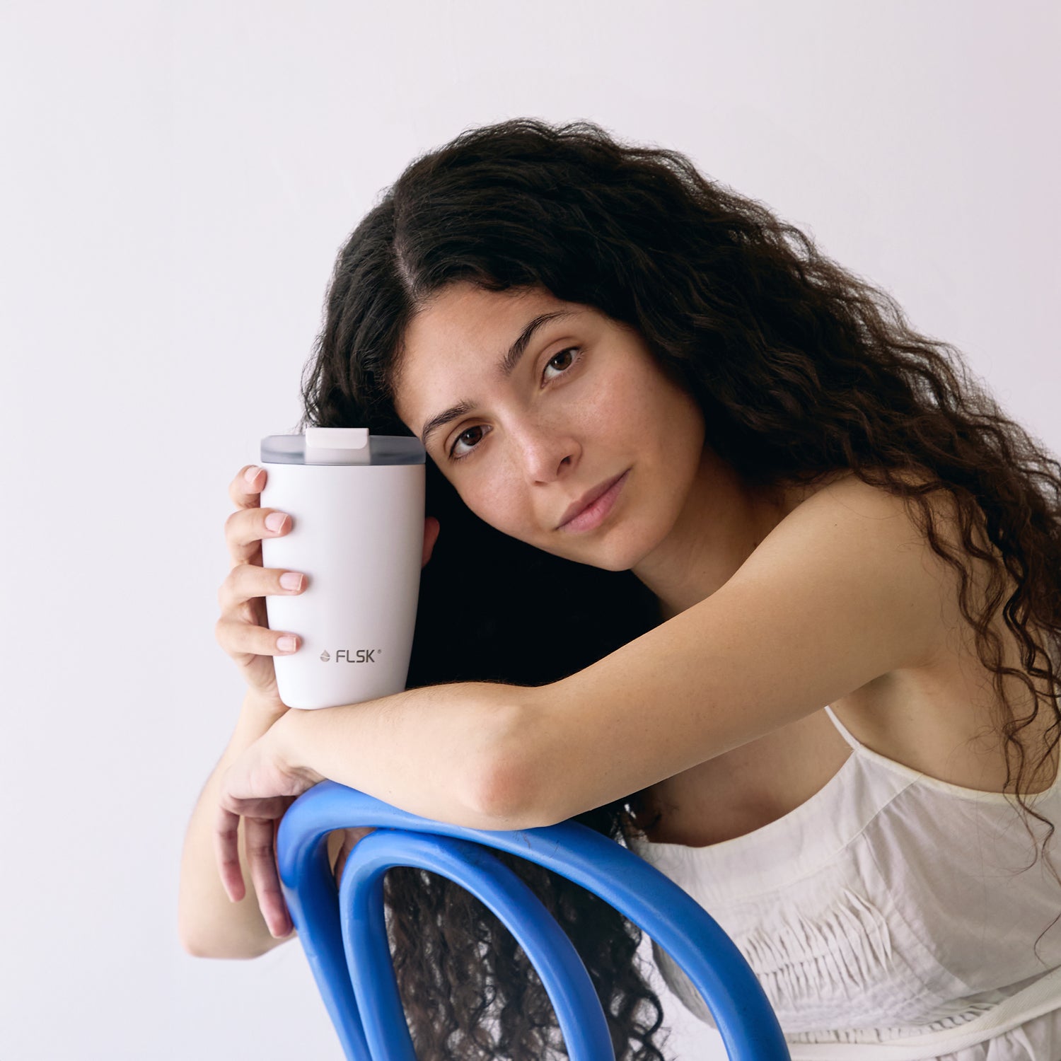 Frau mit isoliertem Kaffeebecher to go von FLSK