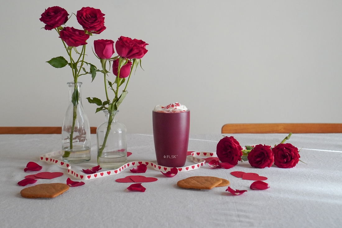 FLSk Kaffeebecher aus Edelstahl mit red velvet heißer Schokolade zu Valentinstag.