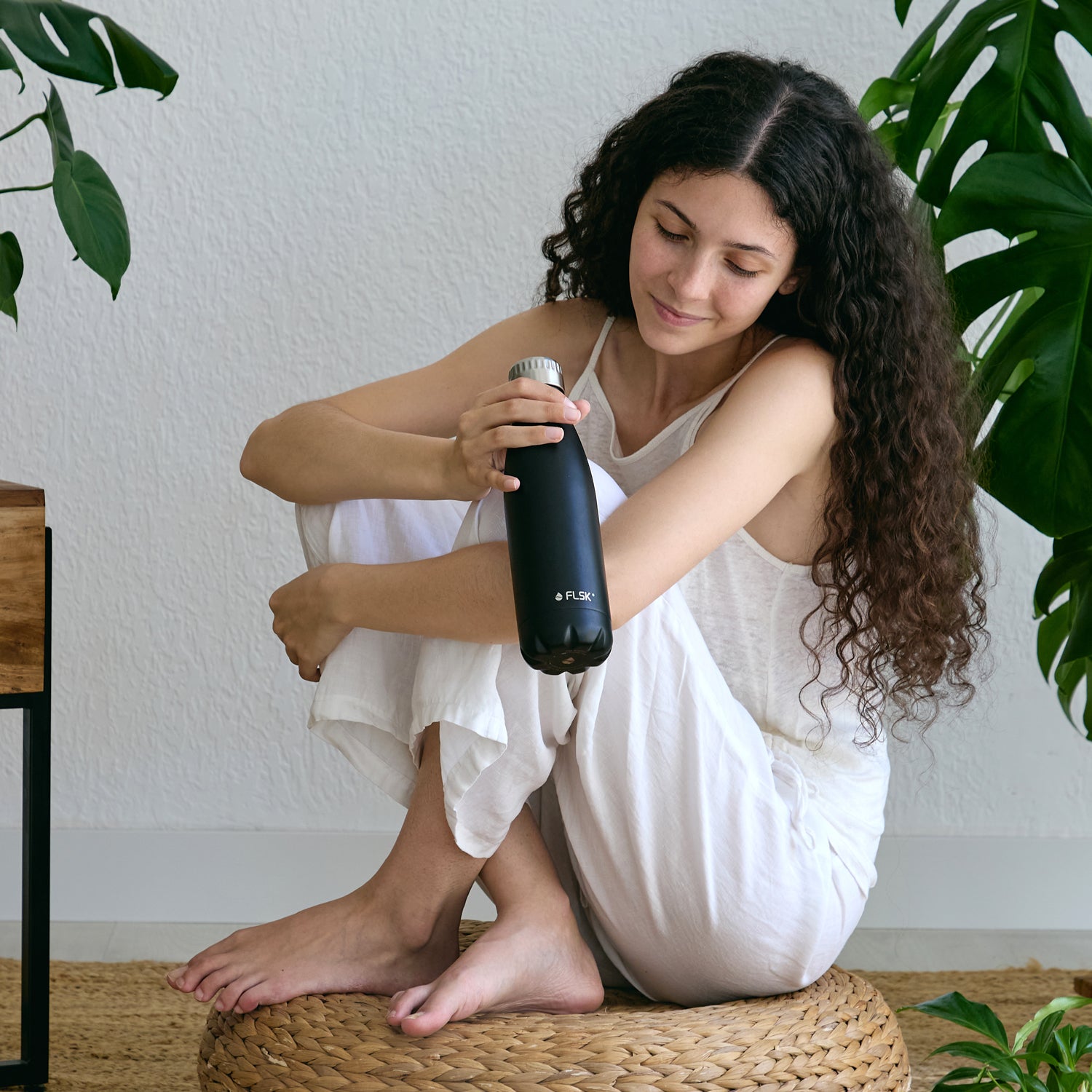 Frau mit FLSK Trinkflasche aus Edelstahl